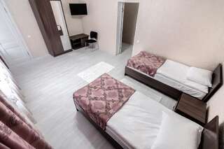 Отель MIXX HOTEL Каракол Двухместный номер с 2 отдельными кроватями и душем-9
