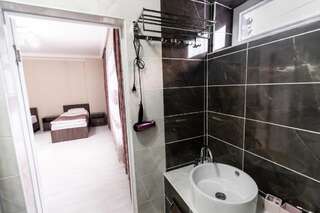 Отель MIXX HOTEL Каракол Двухместный номер с 2 отдельными кроватями и душем-10